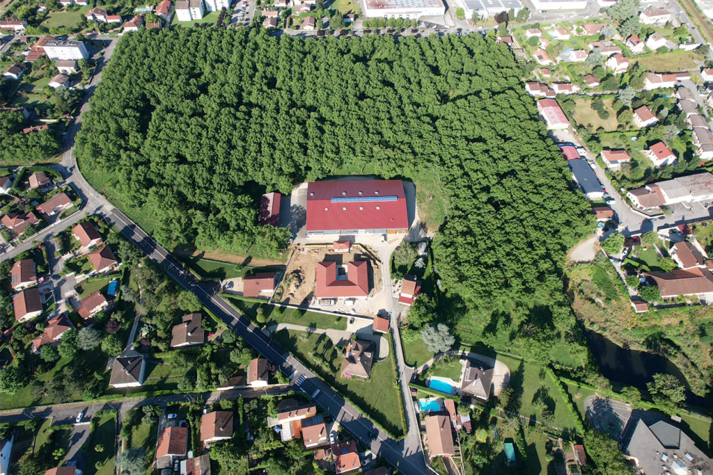 Vue panoramique de la ferme EARL Jany à Saint-Marcelin, entourée de vergers de noix bio. Une exploitation familiale engagée dans la production de Noix de Grenoble AOP, cultivées de manière durable.